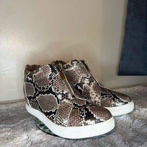 Blondo Mob Wife Y2K Sz 8 Waterproof Snake Animal Print Hidden Wedge Sneakers